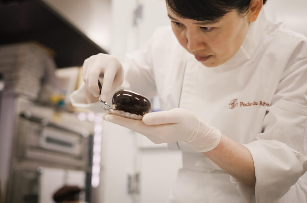 伊東福子シェフパティシエールのチョコレートケーキを作っているところ。